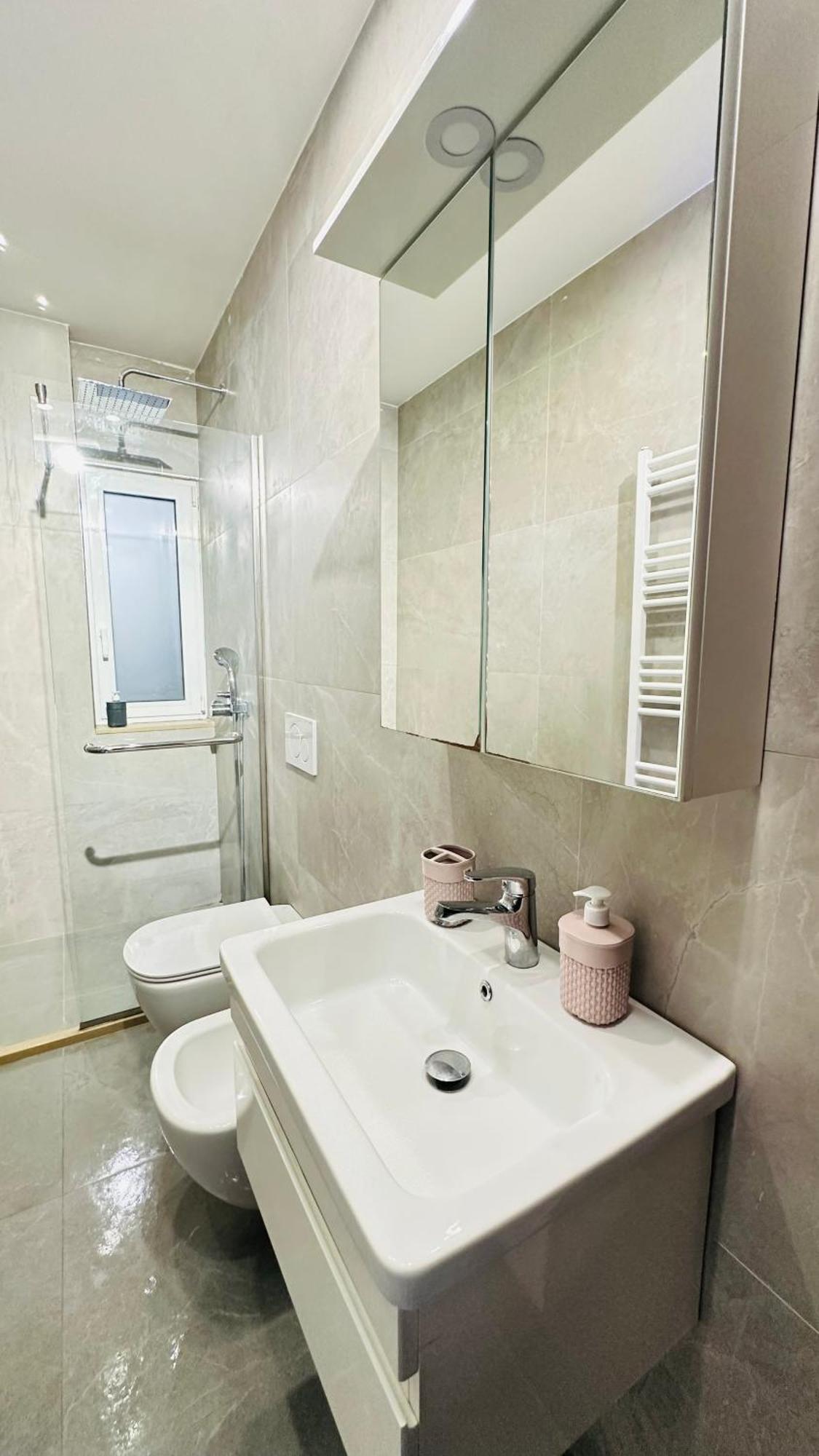 Bllok: Central Cozy Stay, 24/7 Self Check-In Tirana Buitenkant foto