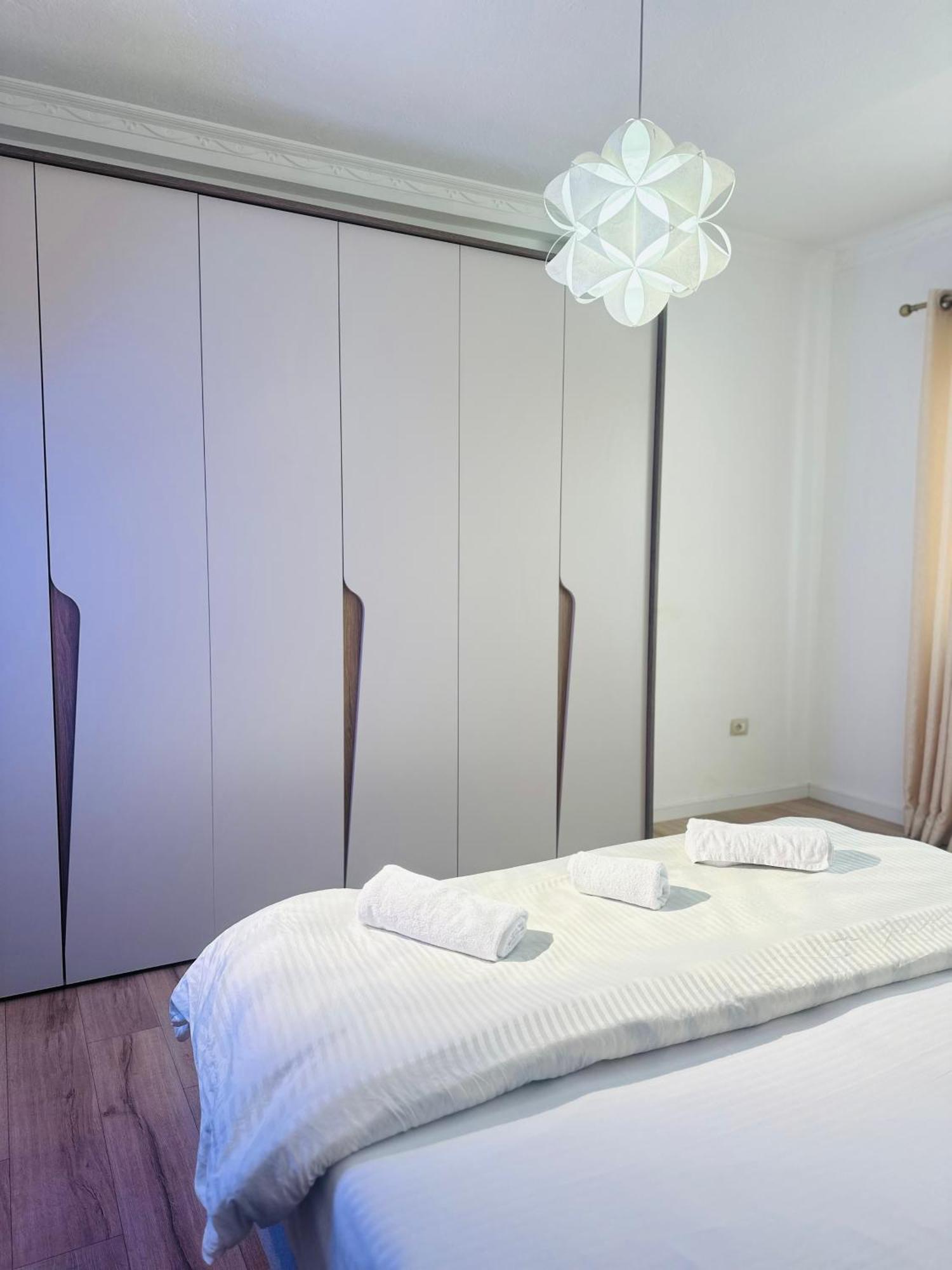 Bllok: Central Cozy Stay, 24/7 Self Check-In Tirana Buitenkant foto